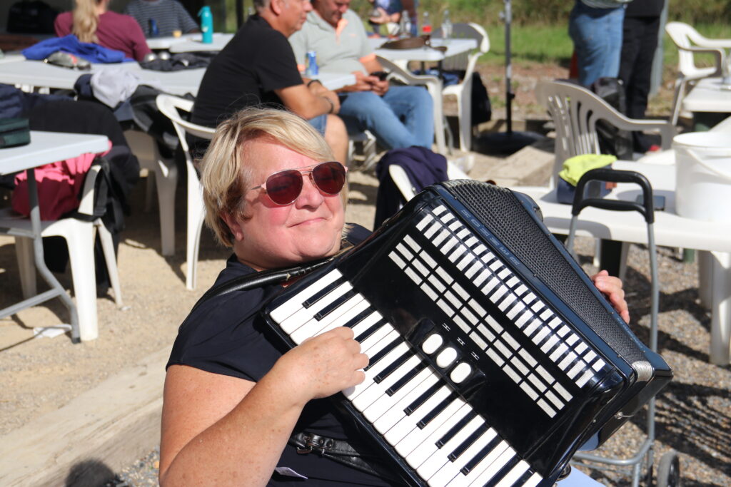 Claudine zorgt met haar accordeon voor een zuiders sfeertje