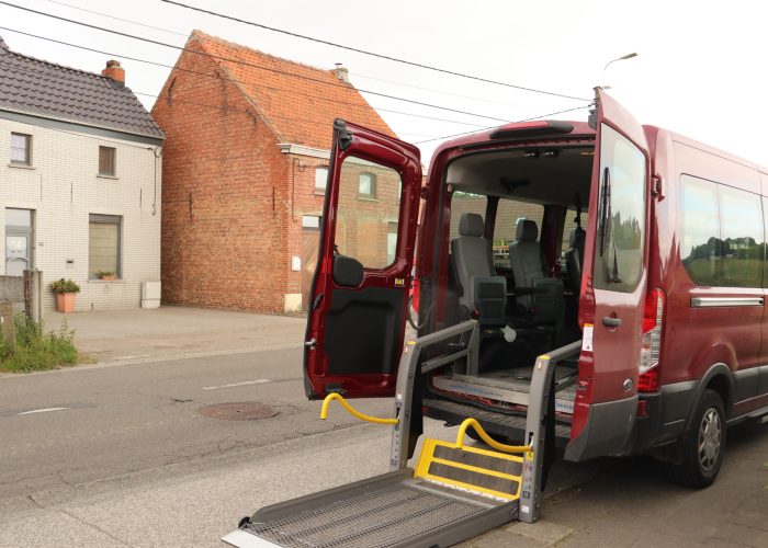 De bussen van De Sperwer halen de medewerkers op.