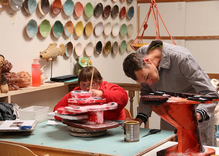 Medewerkers aan het werk in het kleiatelier