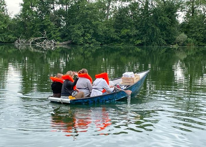De medewerkers van De Sperwer zorgen ervoor dat alles in orde is op de vlotten en de roeibootjes.