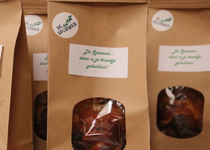 Geschenkje van de bakkerij voor de aanwezigen op de open atelierdag